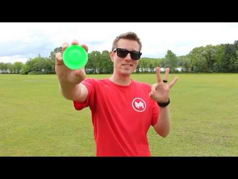 Throwing a Gravity Disc Mini Frisbee (65 Meters) Like a Pro!